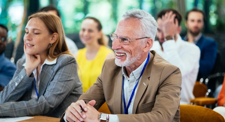 Assembler une équipe performante Mieux se connaître : Le team building permet aux membres de l'équipe de mieux se connaître, tant sur le plan professionnel que personnel. Cette connaissance mutuelle est essentielle pour créer une atmosphère conviviale et propice à la collaboration. Clarifier les objectifs : Les activités de team building aident à définir clairement les objectifs de l'équipe et à aligner les intérêts de chacun. Les participants comprennent mieux leur rôle et l'importance de leur contribution à la réussite du projet commun. Adopter une attitude positive : Le team building encourage les participants à adopter une attitude positive, en mettant l'accent sur le partage, l'écoute et la bienveillance. Cette attitude favorise la cohésion d'équipe et améliore l'ambiance de travail. En résumé, les avantages du team building sont nombreux et variés. Qu'il s'agisse de renforcer les liens entre les membres de l'équipe, développer leurs compétences individuelles et collectives, motiver et valoriser les collaborateurs ou encore optimiser la répartition des rôles au sein de l'entreprise, le team building est un outil précieux pour améliorer la performance de votre entreprise.